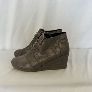 TOMS Desert Shoe Gunmetal Metallic Wedge Bootie Suede Lace Up Women's 10